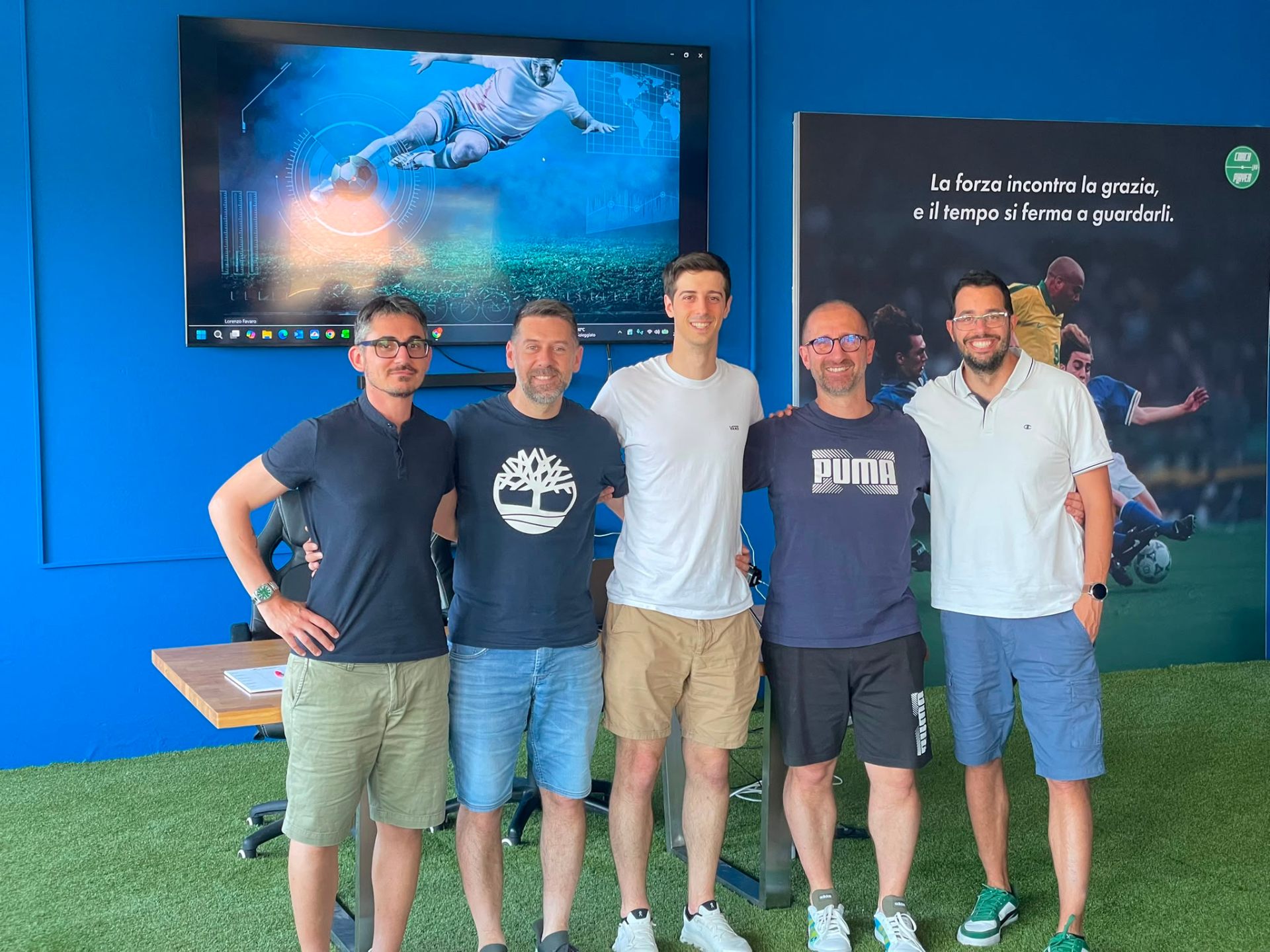 Foto di gruppo dello staff durante una sessione formativa